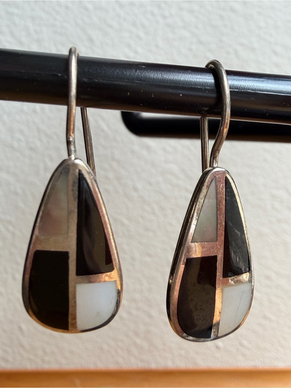 VTG Taxco Mexican 925 Onyx & Mother of Pearl Pre-1979 Teardrop Dangle Earring